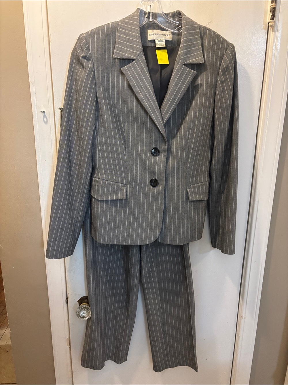Jones New York 4 Gray Pinstripe Pant Suit 26-361